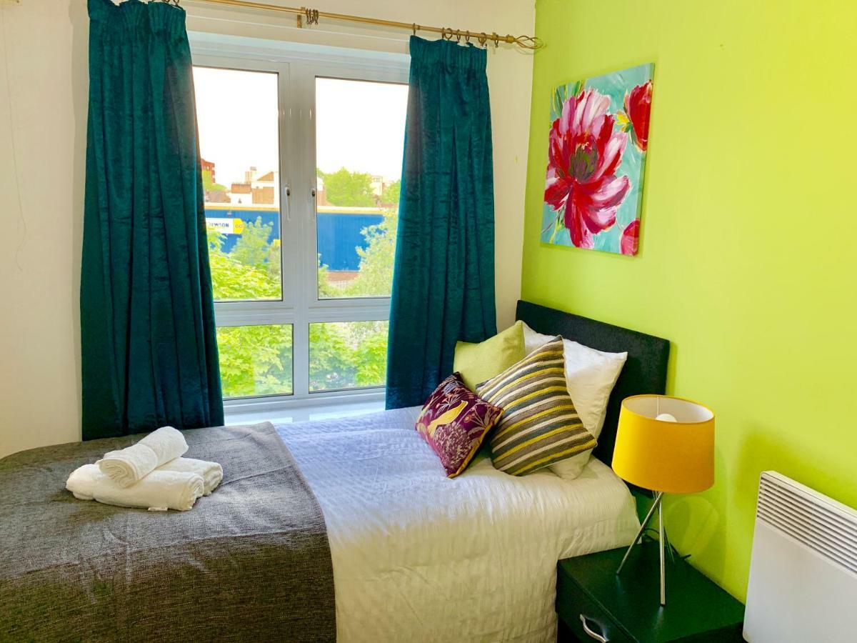 2 Bedrooms Modern Apartment, Lounge, Full Kitchen, Balcony, 5 Minutes Stratford Station London Kültér fotó