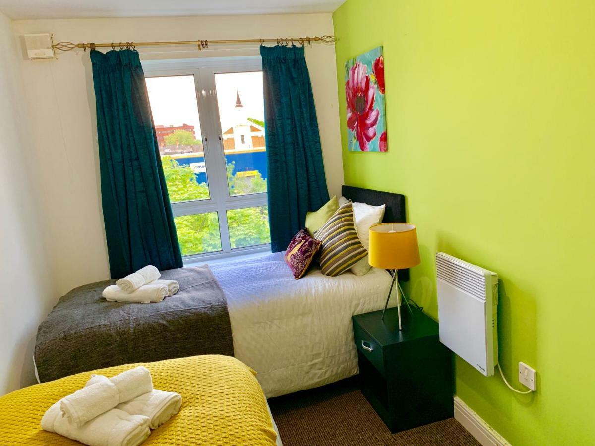 2 Bedrooms Modern Apartment, Lounge, Full Kitchen, Balcony, 5 Minutes Stratford Station London Kültér fotó